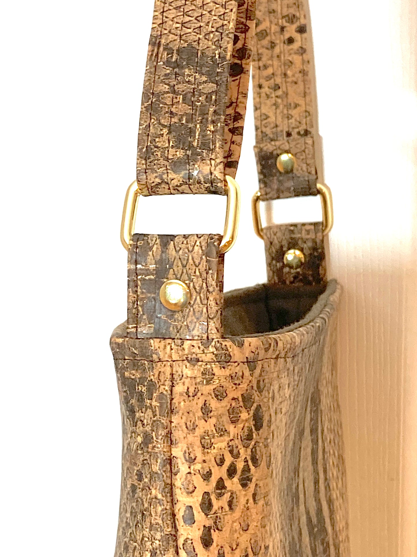 Cork Criss Cross Front Pocket Crossbody Bag