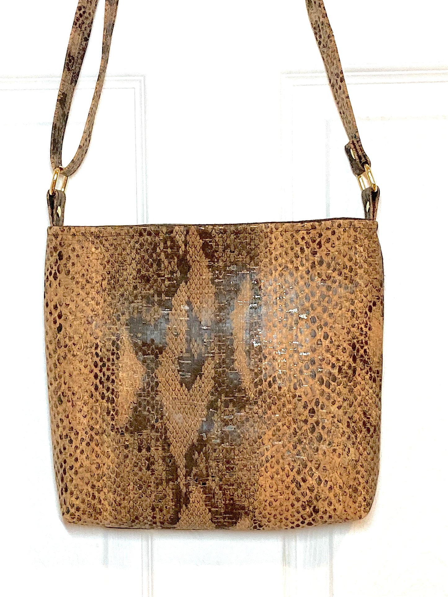 Cork Criss Cross Front Pocket Crossbody Bag